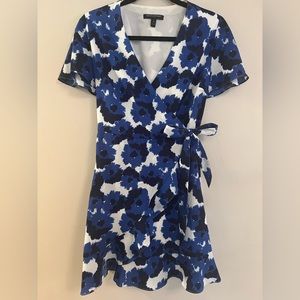 Women’s Banana Republic Blue and White Floral Wrap Dress - Size 4P